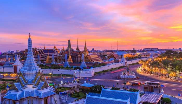 Grand Palace ligger i hjertet af Bangkok og var den tidligere bopæl for Kong Rama I til Kong Rama V. I dag bruges stedet ved kongelige ceremonier og til at byde kongens gæster og stats-gæster velkommen.
