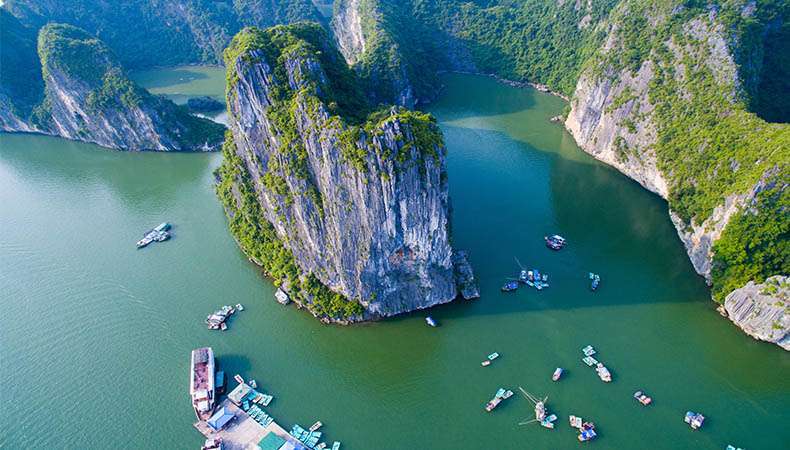 Halong Bugten Vietnam – Krydstogt og kalkstensøer