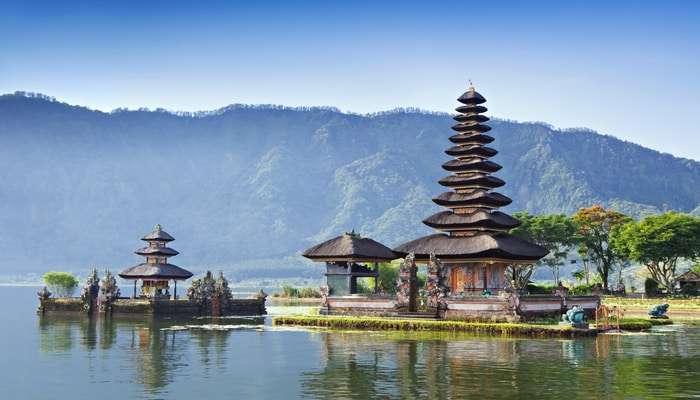 BALI-5 Ulun Danu Bratan Tempel - Det berømte "vandtemple" ligger ved kanten af Bratan-søen og er dedikeret til søgudinden og guderne af Batur-bjerget og Mount Gunung Agung.